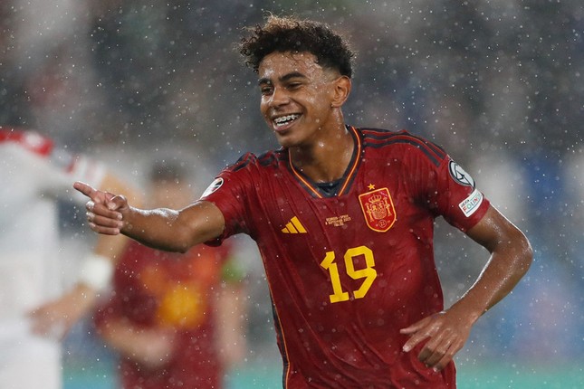 Tây Ban Nha hủy diệt đối thủ trong ngày sao trẻ Barca đi vào lịch sử - Ảnh 1. Tây Ban Nha hủy diệt đối thủ trong ngày sao trẻ Barca đi vào lịch sử - Ảnh 1.