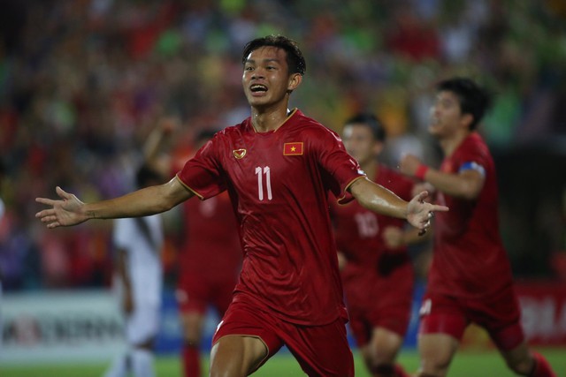 Vượt qua vòng loại châu Á, HLV Troussier hào hứng: “Tôi muốn cùng U23 Việt Nam giành vé dự Olympic” - Ảnh 2. Vượt qua vòng loại châu Á, HLV Troussier hào hứng: “Tôi muốn cùng U23 Việt Nam giành vé dự Olympic” - Ảnh 2.