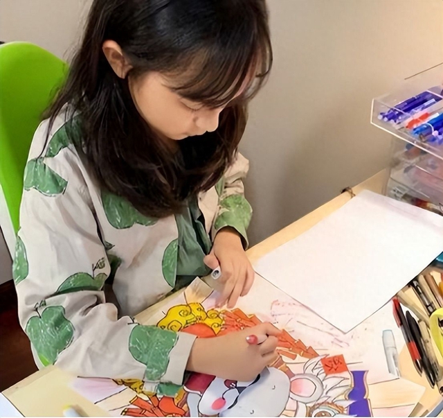 Sao nhí từng bị cả nước cấm phẫu thuật vì quá xinh: Giờ sống giản dị, ngoại hình hiện tại thay đổi bất ngờ! - Ảnh 6. Sao nhí từng bị cả nước cấm phẫu thuật vì quá xinh: Giờ sống giản dị, ngoại hình hiện tại thay đổi bất ngờ! - Ảnh 6.