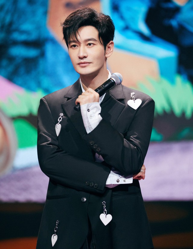 Rộ tin Huỳnh Hiểu Minh ngoại tình trước khi ly hôn với Angelababy, còn có con riêng? - Ảnh 1.