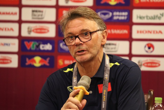 Vượt qua vòng loại châu Á, HLV Troussier hào hứng: “Tôi muốn cùng U23 Việt Nam giành vé dự Olympic” - Ảnh 1. Vượt qua vòng loại châu Á, HLV Troussier hào hứng: “Tôi muốn cùng U23 Việt Nam giành vé dự Olympic” - Ảnh 1.