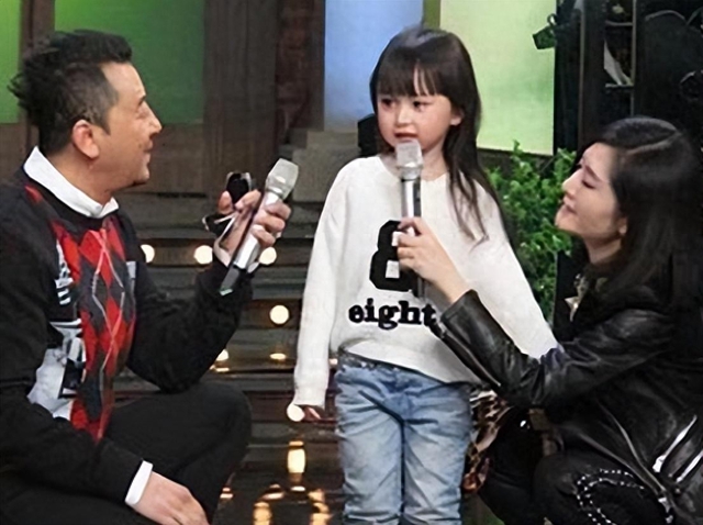 Sao nhí từng bị cả nước cấm phẫu thuật vì quá xinh: Giờ sống giản dị, ngoại hình hiện tại thay đổi bất ngờ! - Ảnh 2. Sao nhí từng bị cả nước cấm phẫu thuật vì quá xinh: Giờ sống giản dị, ngoại hình hiện tại thay đổi bất ngờ! - Ảnh 2.