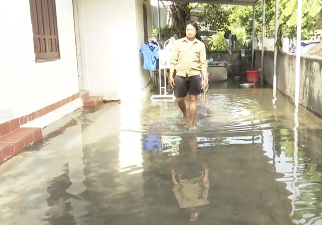 Người dân điêu đứng vì ngập lụt giữa mùa hè nắng hạn - Ảnh 3. Người dân điêu đứng vì ngập lụt giữa mùa hè nắng hạn - Ảnh 3.