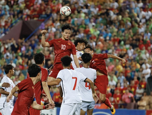 Người hùng Bùi Vĩ Hào tiết lộ lý do khiến U23 Việt Nam đá sung dưới cơn mưa tầm tã - Ảnh 3.