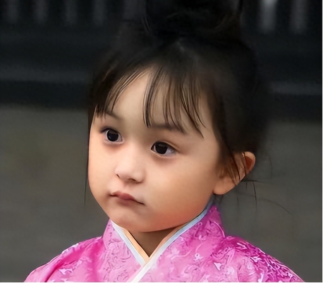 Sao nhí từng bị cả nước cấm phẫu thuật vì quá xinh: Giờ sống giản dị, ngoại hình hiện tại thay đổi bất ngờ! - Ảnh 1. Sao nhí từng bị cả nước cấm phẫu thuật vì quá xinh: Giờ sống giản dị, ngoại hình hiện tại thay đổi bất ngờ! - Ảnh 1.