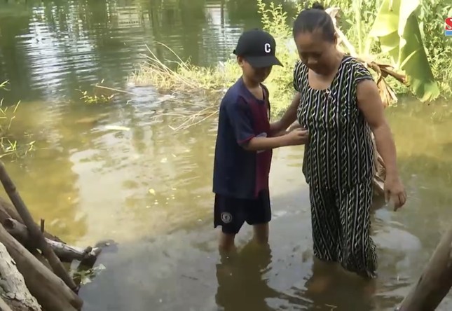 Người dân điêu đứng vì ngập lụt giữa mùa hè nắng hạn - Ảnh 2. Người dân điêu đứng vì ngập lụt giữa mùa hè nắng hạn - Ảnh 2.