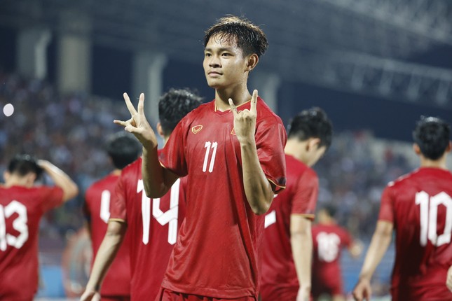 Người hùng Bùi Vĩ Hào tiết lộ lý do khiến U23 Việt Nam đá sung dưới cơn mưa tầm tã - Ảnh 1.