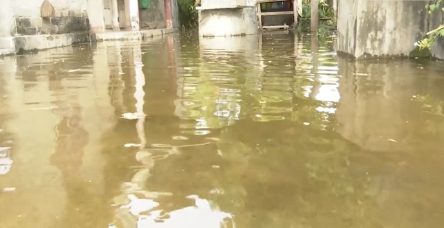Người dân điêu đứng vì ngập lụt giữa mùa hè nắng hạn - Ảnh 1. Người dân điêu đứng vì ngập lụt giữa mùa hè nắng hạn - Ảnh 1.