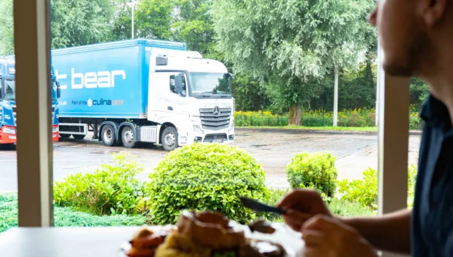 Bị đường cao tốc mới mở xuyên qua nông trại, cặp vợ chồng tận dụng luôn để kinh doanh theo cách không ai ngờ, đạt doanh thu tới 3.900 tỷ đồng- Ảnh 5.