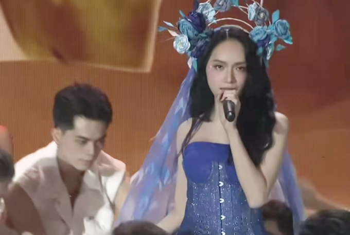 Cận cảnh Hương Giang suýt rơi tóc giả trên sóng trực tiếp, 2 người giúp vẫn không gỡ được sự cố- Ảnh 1.