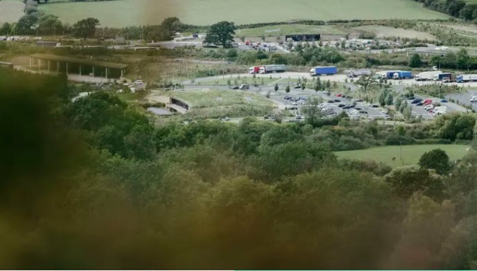 Bị đường cao tốc mới mở xuyên qua nông trại, cặp vợ chồng tận dụng luôn để kinh doanh theo cách không ai ngờ, đạt doanh thu tới 3.900 tỷ đồng- Ảnh 1.