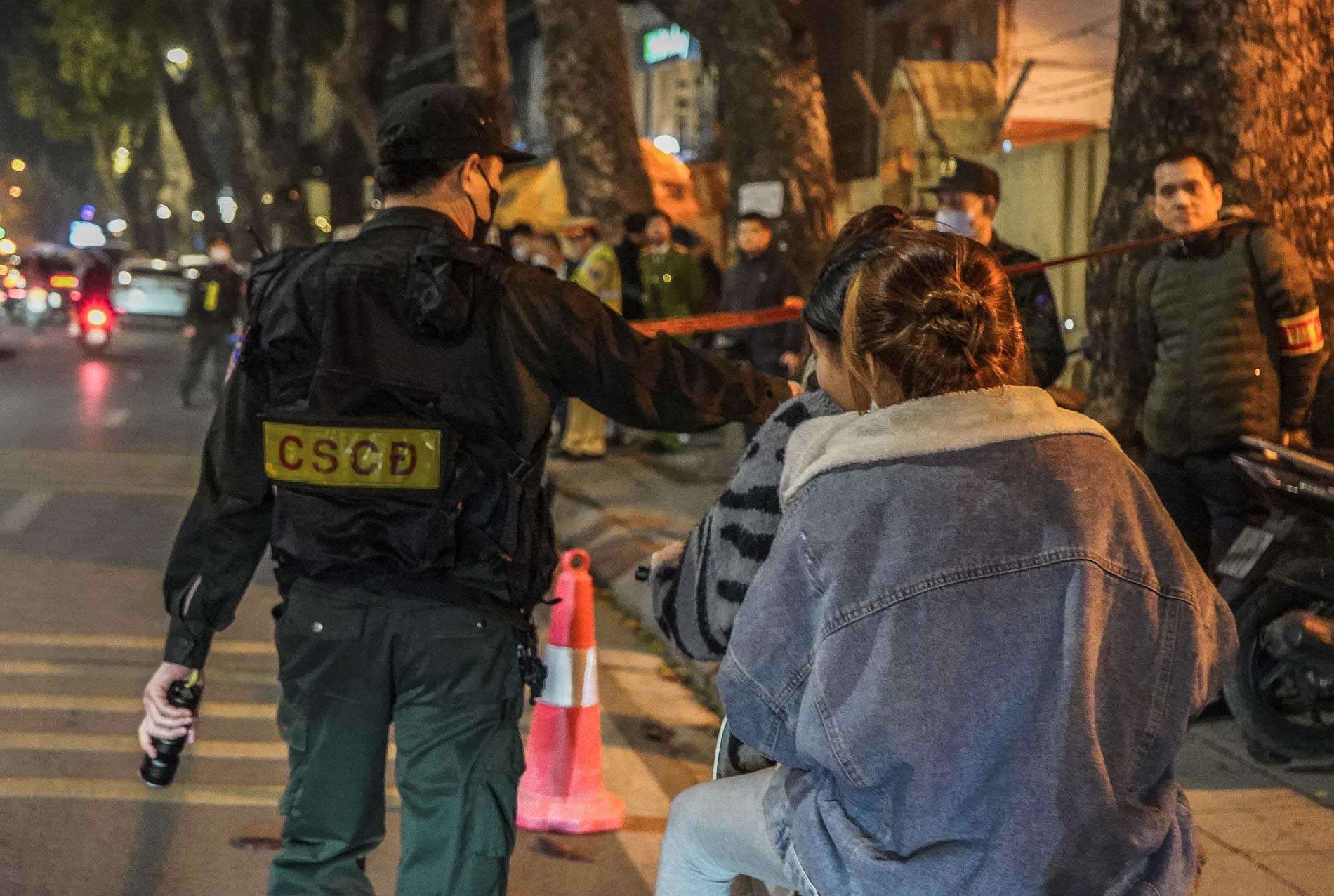 Hà Nội: Hàng loạt thanh thiếu niên bị tổ công tác 141 xử lý trong đêm Countdown- Ảnh 10. Hà Nội: Hàng loạt thanh thiếu niên bị tổ công tác 141 xử lý trong đêm Countdown- Ảnh 10.