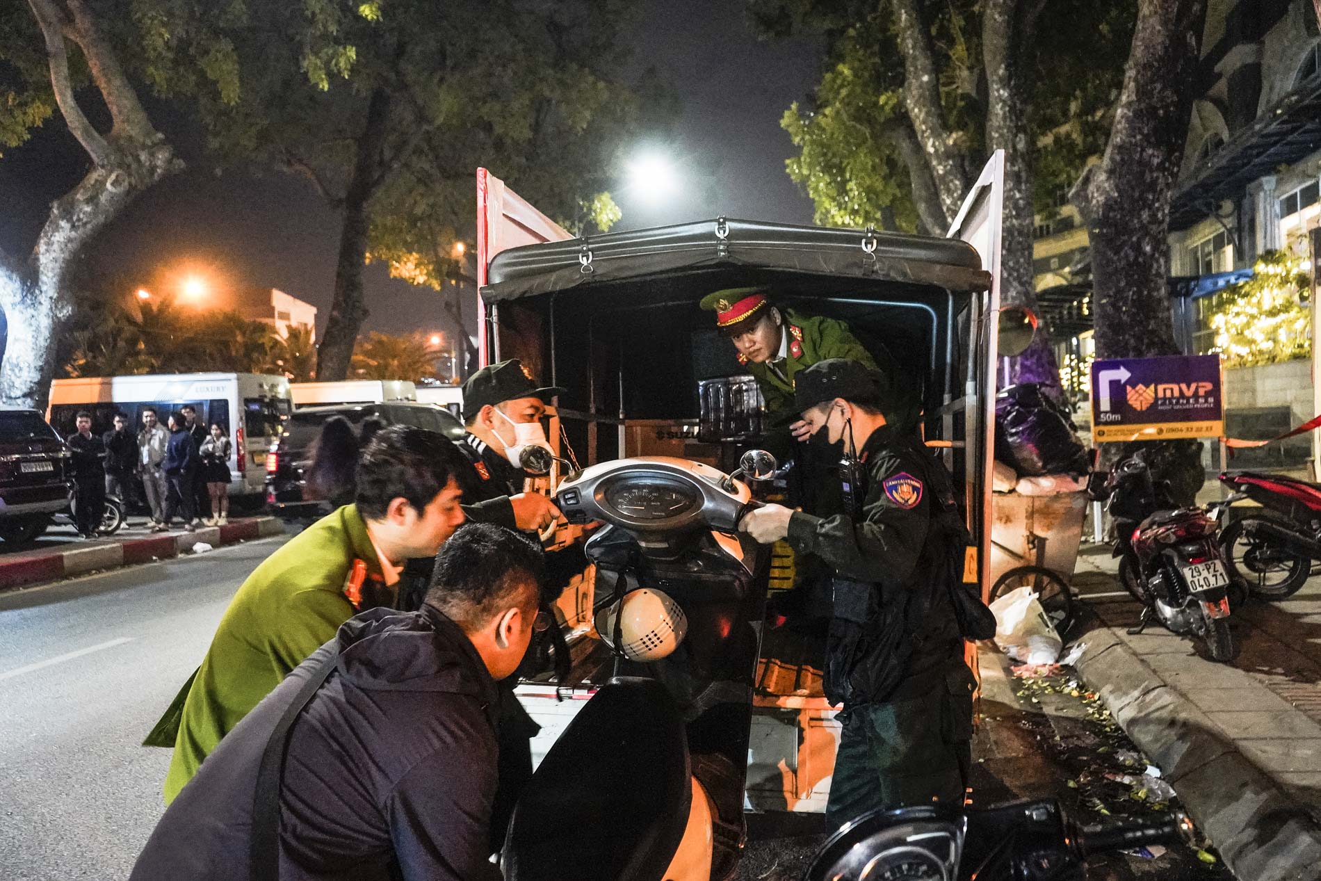 Hà Nội: Hàng loạt thanh thiếu niên bị tổ công tác 141 xử lý trong đêm Countdown- Ảnh 16. Hà Nội: Hàng loạt thanh thiếu niên bị tổ công tác 141 xử lý trong đêm Countdown- Ảnh 16.