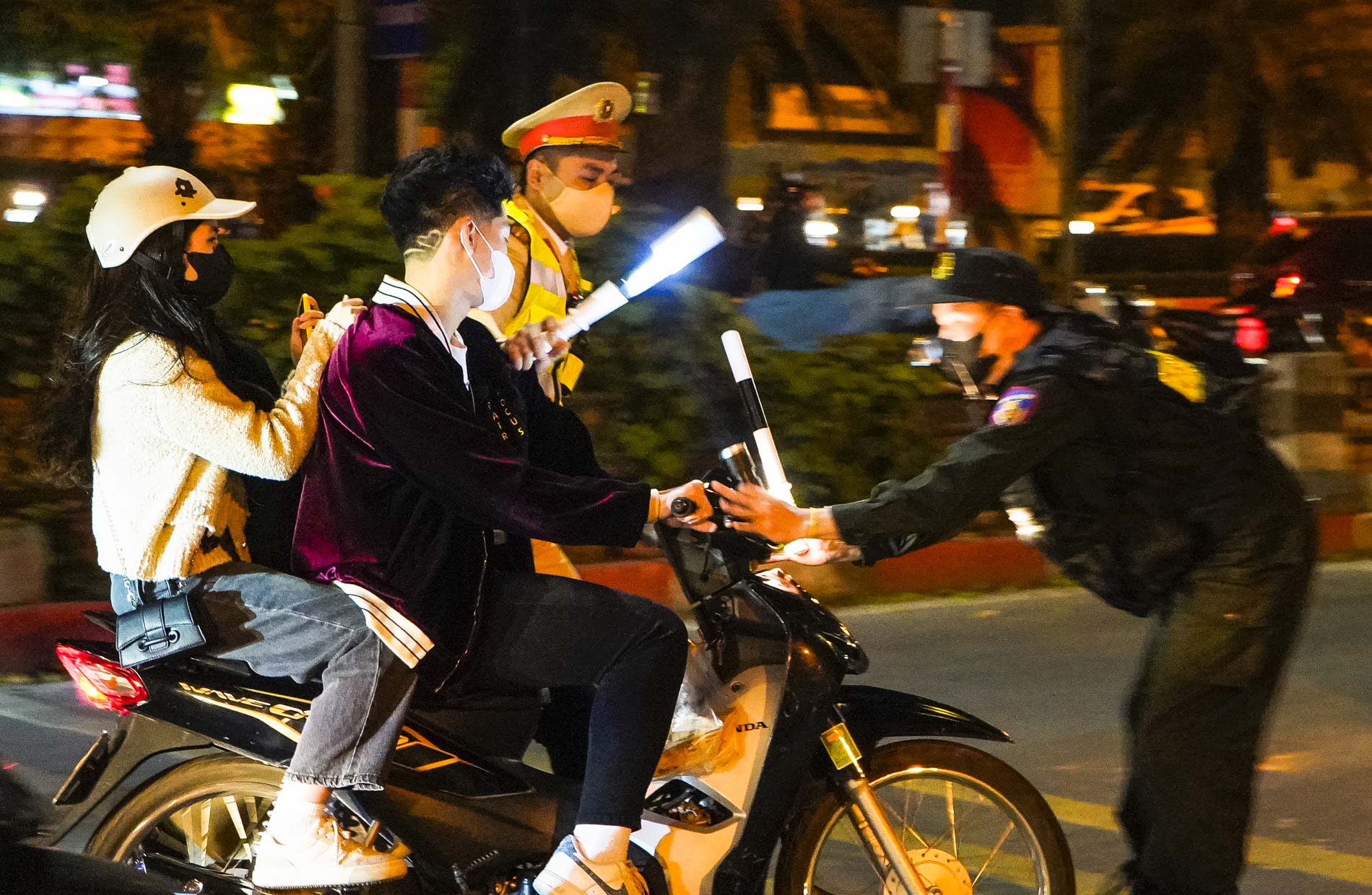 Hà Nội: Hàng loạt thanh thiếu niên bị tổ công tác 141 xử lý trong đêm Countdown- Ảnh 3. Hà Nội: Hàng loạt thanh thiếu niên bị tổ công tác 141 xử lý trong đêm Countdown- Ảnh 3.