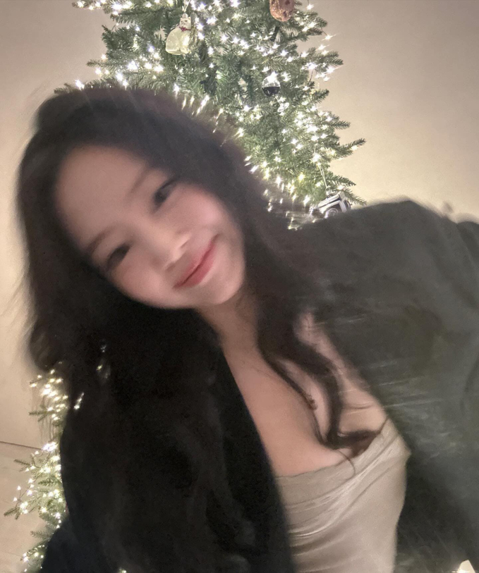 Jennie (BLACKPINK) tung bộ ảnh nóng bỏng chào năm mới, sự chú ý đổ dồn vào nhân vật làm lộ ảnh hẹn hò của nữ idol với V (BTS)- Ảnh 3.