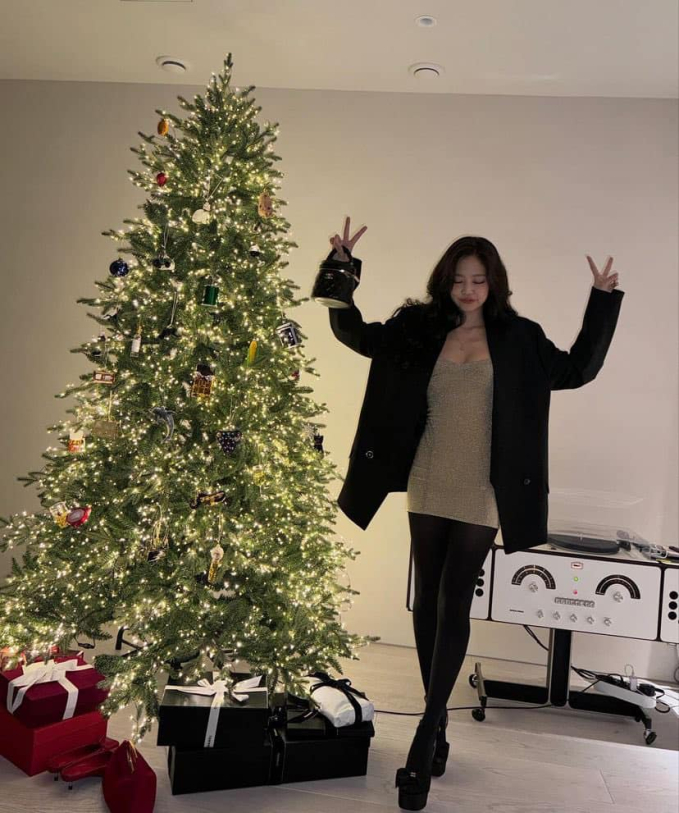 Jennie (BLACKPINK) tung bộ ảnh nóng bỏng chào năm mới, sự chú ý đổ dồn vào nhân vật làm lộ ảnh hẹn hò của nữ idol với V (BTS)- Ảnh 2.