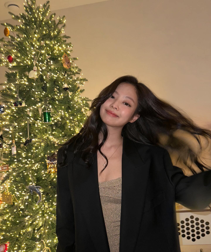 Jennie (BLACKPINK) tung bộ ảnh nóng bỏng chào năm mới, sự chú ý đổ dồn vào nhân vật làm lộ ảnh hẹn hò của nữ idol với V (BTS)- Ảnh 5.