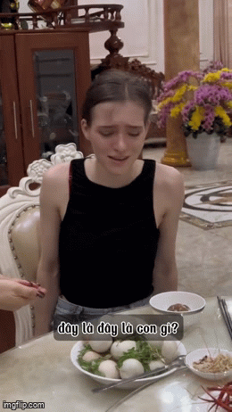 Con d&acirc;u người Nga được mẹ chồng mời ăn trứng vịt lộn, vừa nếm thử 1 miếng liền thay đổi sắc mặt- Ảnh 2.