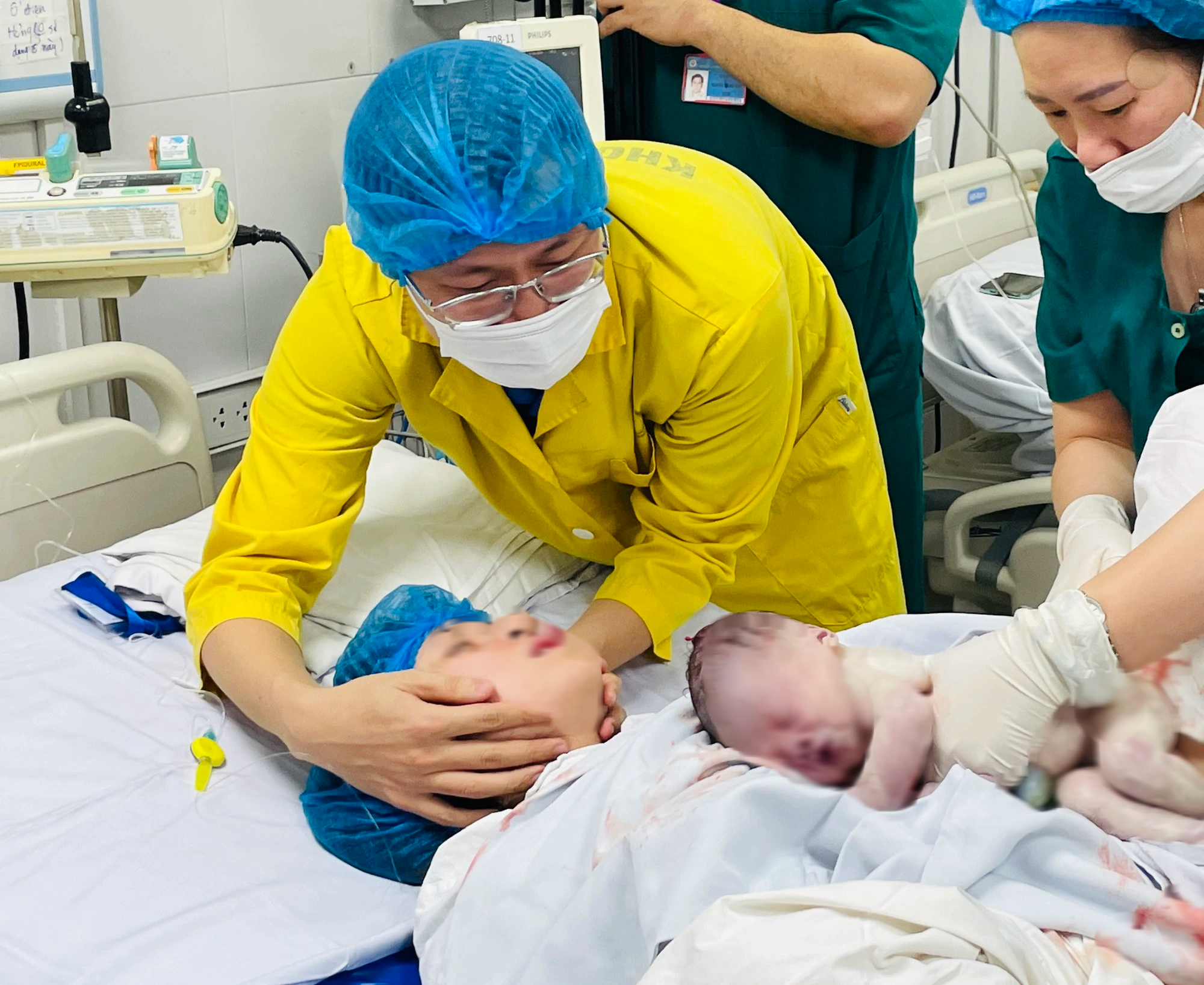 Người bố trẻ xúc động chứng kiến vợ "vượt cạn" lúc 0 giờ ngày 1-1-2024- Ảnh 1. Người bố trẻ xúc động chứng kiến vợ "vượt cạn" lúc 0 giờ ngày 1-1-2024- Ảnh 1.