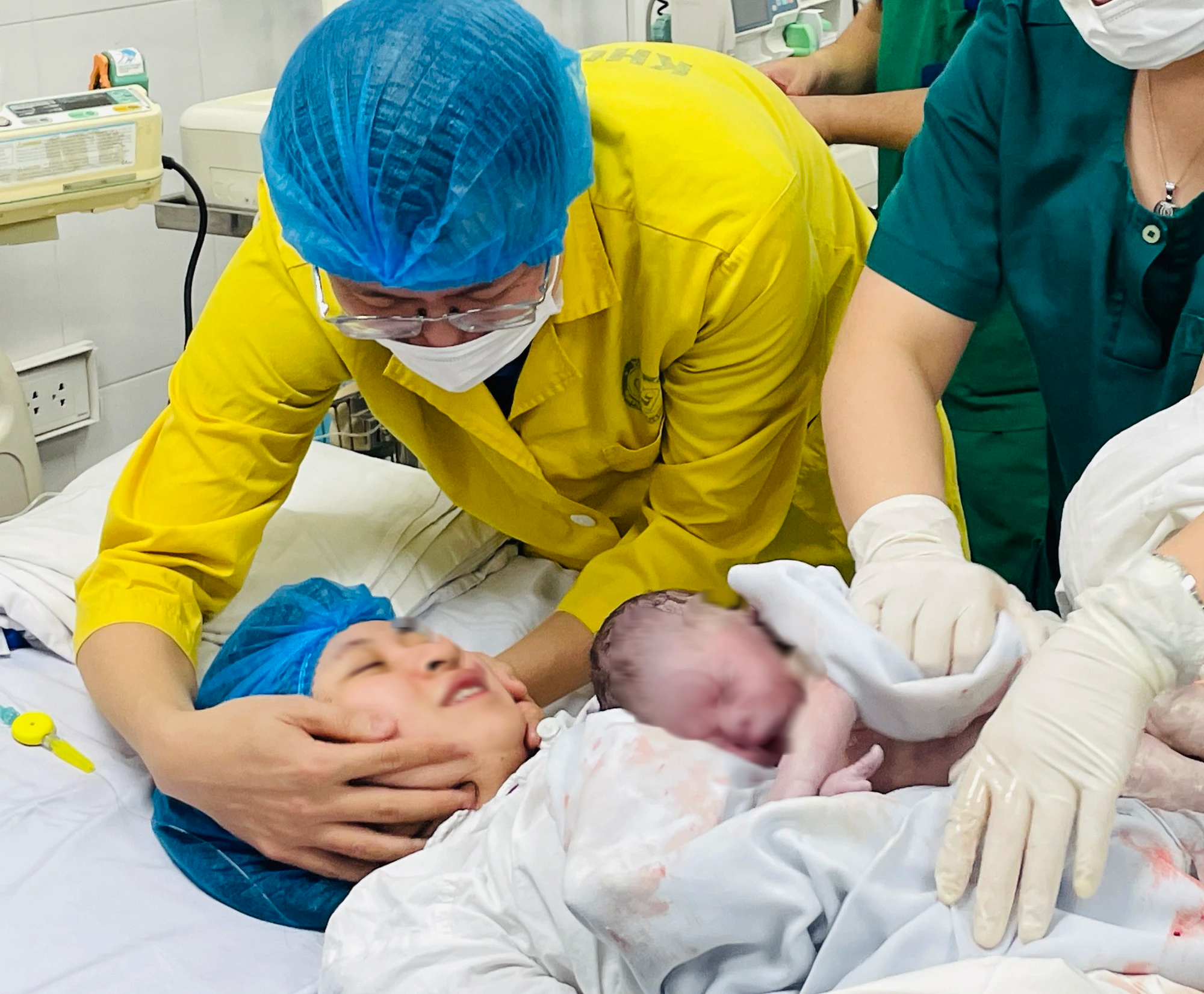 Người bố trẻ xúc động chứng kiến vợ "vượt cạn" lúc 0 giờ ngày 1-1-2024- Ảnh 4. Người bố trẻ xúc động chứng kiến vợ "vượt cạn" lúc 0 giờ ngày 1-1-2024- Ảnh 4.