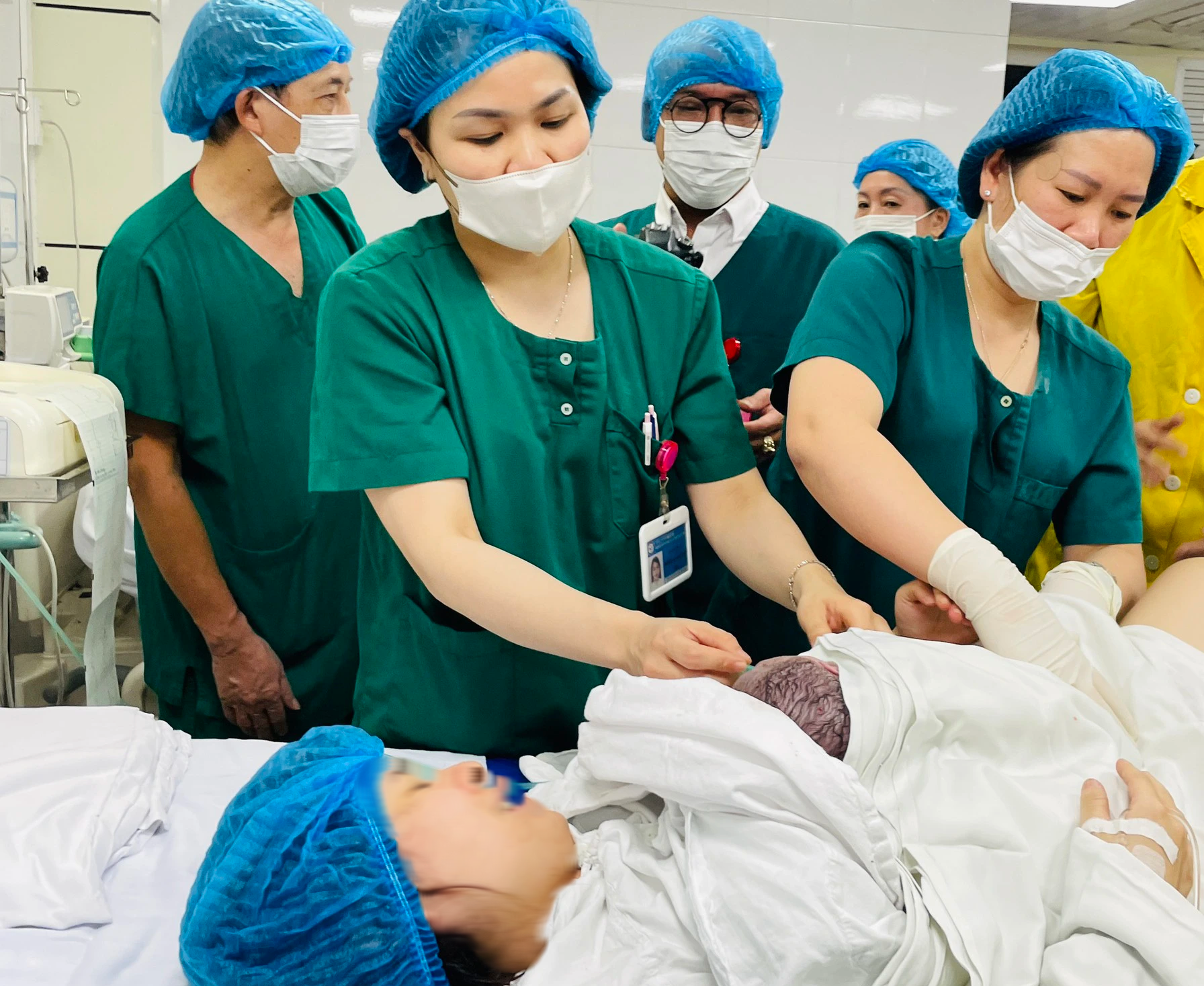 Người bố trẻ xúc động chứng kiến vợ "vượt cạn" lúc 0 giờ ngày 1-1-2024- Ảnh 5. Người bố trẻ xúc động chứng kiến vợ "vượt cạn" lúc 0 giờ ngày 1-1-2024- Ảnh 5.