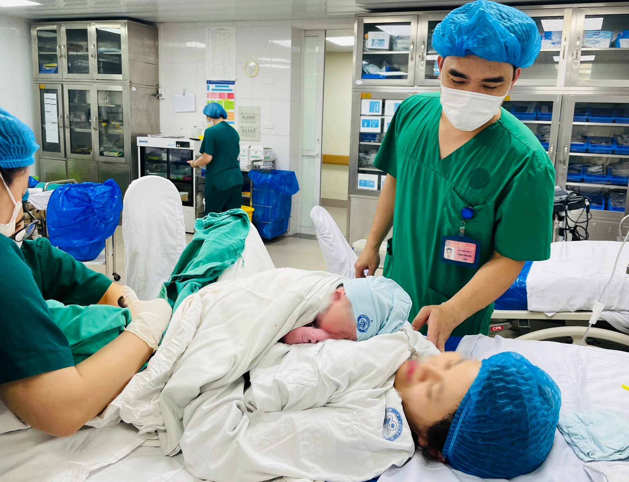 Người bố trẻ xúc động chứng kiến vợ "vượt cạn" lúc 0 giờ ngày 1-1-2024- Ảnh 7. Người bố trẻ xúc động chứng kiến vợ "vượt cạn" lúc 0 giờ ngày 1-1-2024- Ảnh 7.