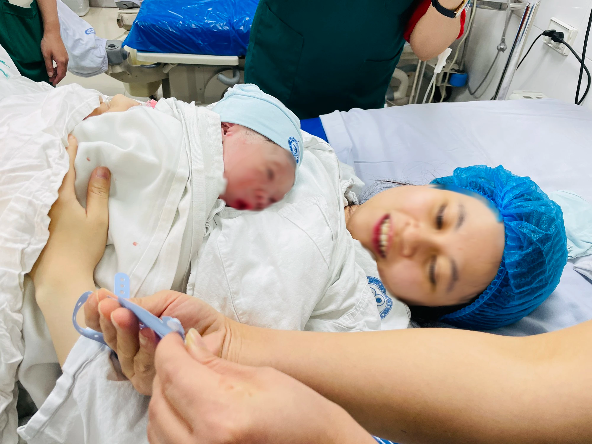 Người bố trẻ xúc động chứng kiến vợ "vượt cạn" lúc 0 giờ ngày 1-1-2024- Ảnh 9. Người bố trẻ xúc động chứng kiến vợ "vượt cạn" lúc 0 giờ ngày 1-1-2024- Ảnh 9.