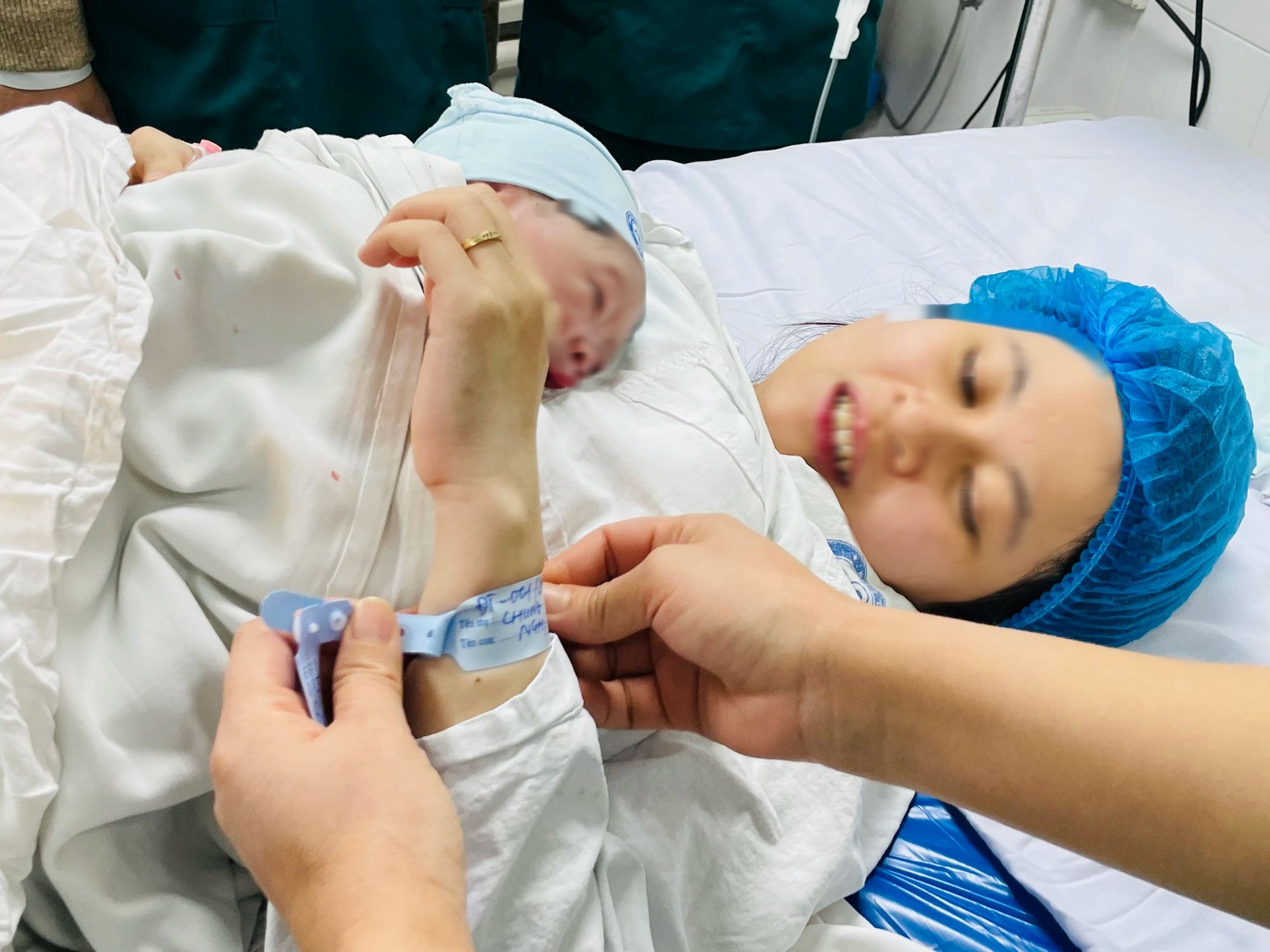 Người bố trẻ xúc động chứng kiến vợ "vượt cạn" lúc 0 giờ ngày 1-1-2024- Ảnh 10. Người bố trẻ xúc động chứng kiến vợ "vượt cạn" lúc 0 giờ ngày 1-1-2024- Ảnh 10.