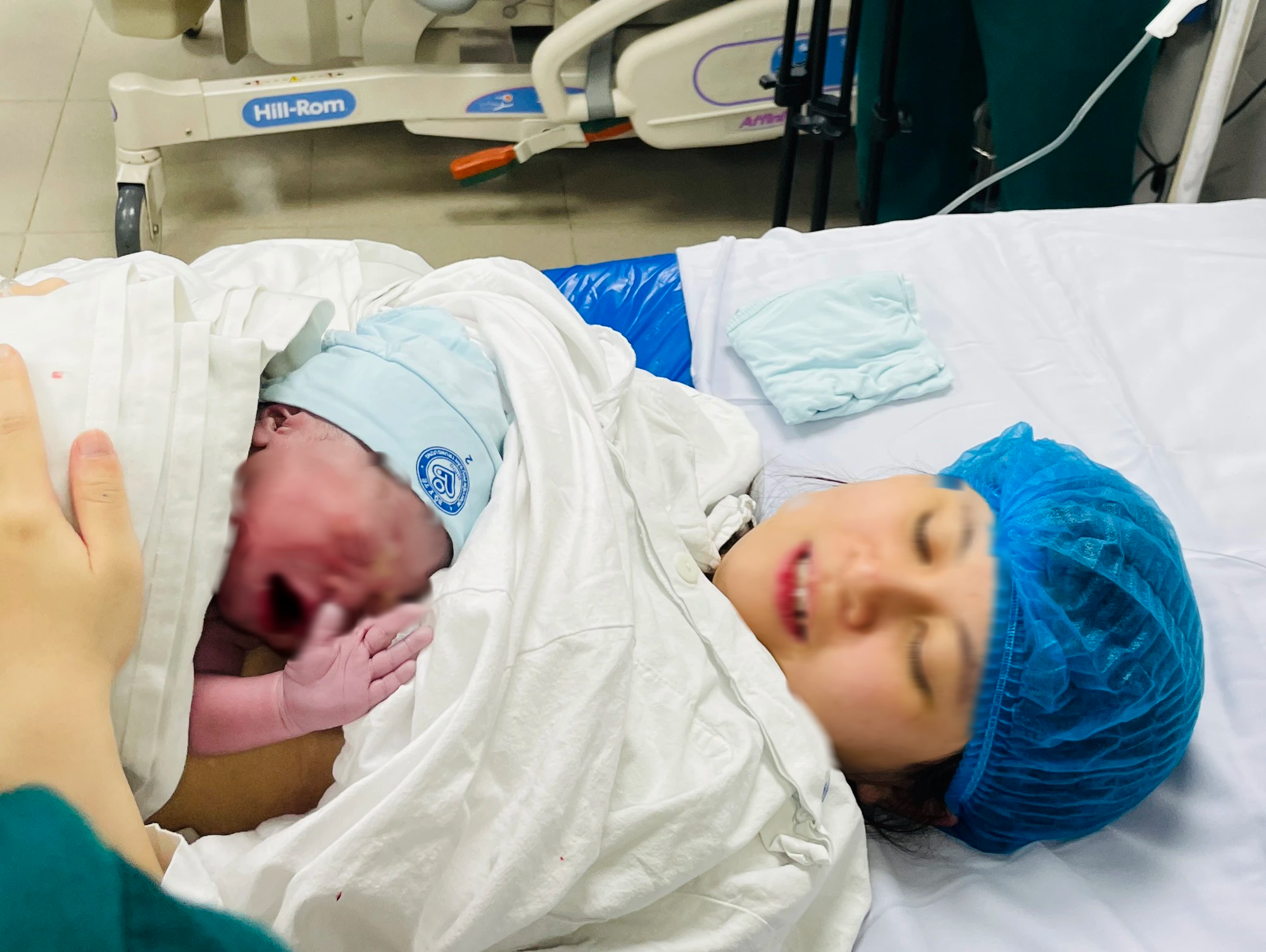 Người bố trẻ xúc động chứng kiến vợ "vượt cạn" lúc 0 giờ ngày 1-1-2024- Ảnh 11. Người bố trẻ xúc động chứng kiến vợ "vượt cạn" lúc 0 giờ ngày 1-1-2024- Ảnh 11.