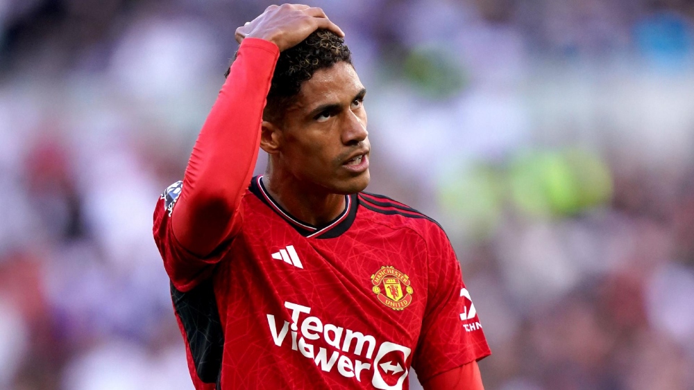 Chuyển nhượng 1/1: MU chia tay Varane, Arsenal gấp rút săn tiền đạo- Ảnh 1.