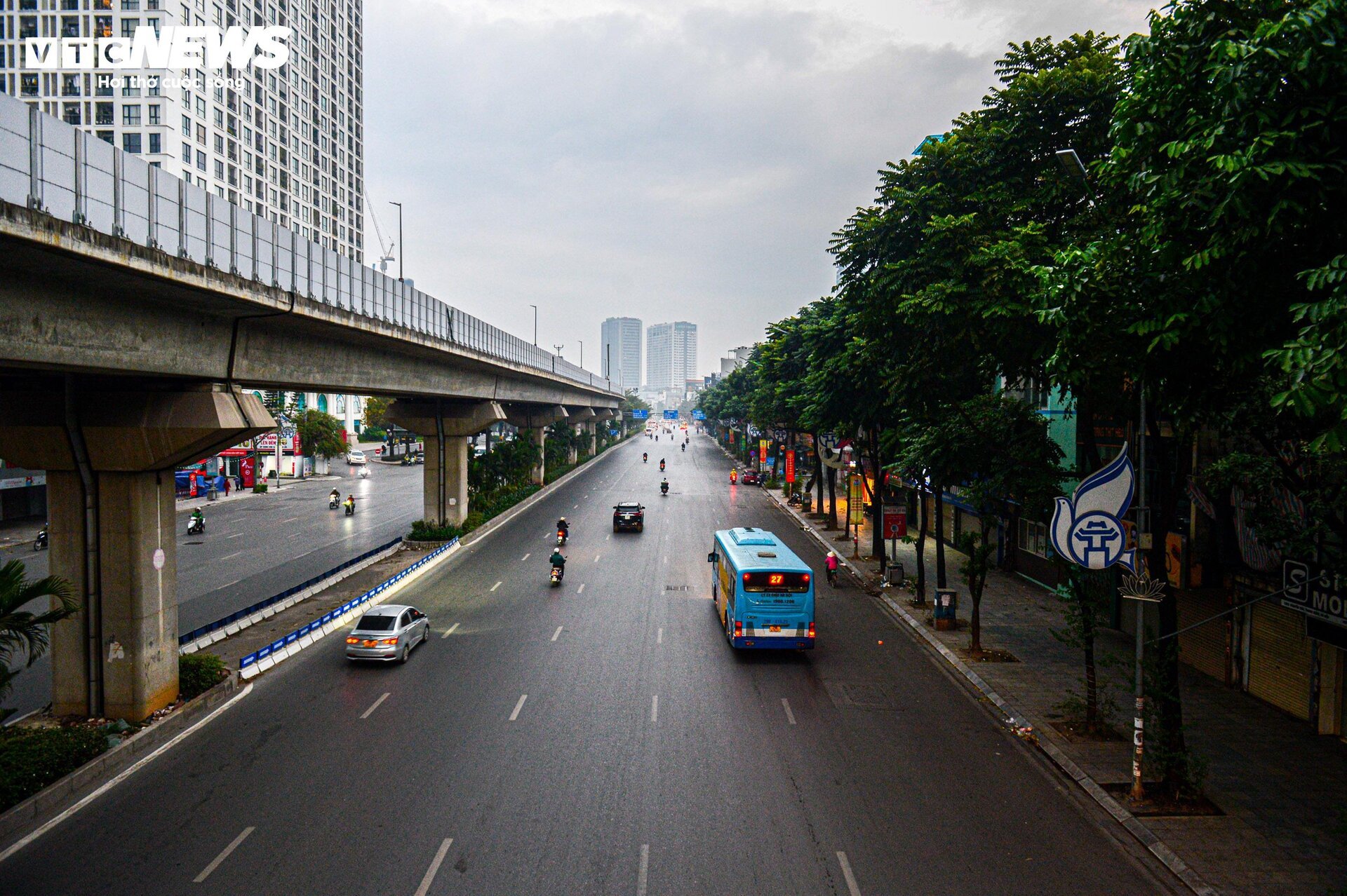Đường phố Hà Nội vắng vẻ, thanh bình ngày đầu năm mới 2024- Ảnh 2.