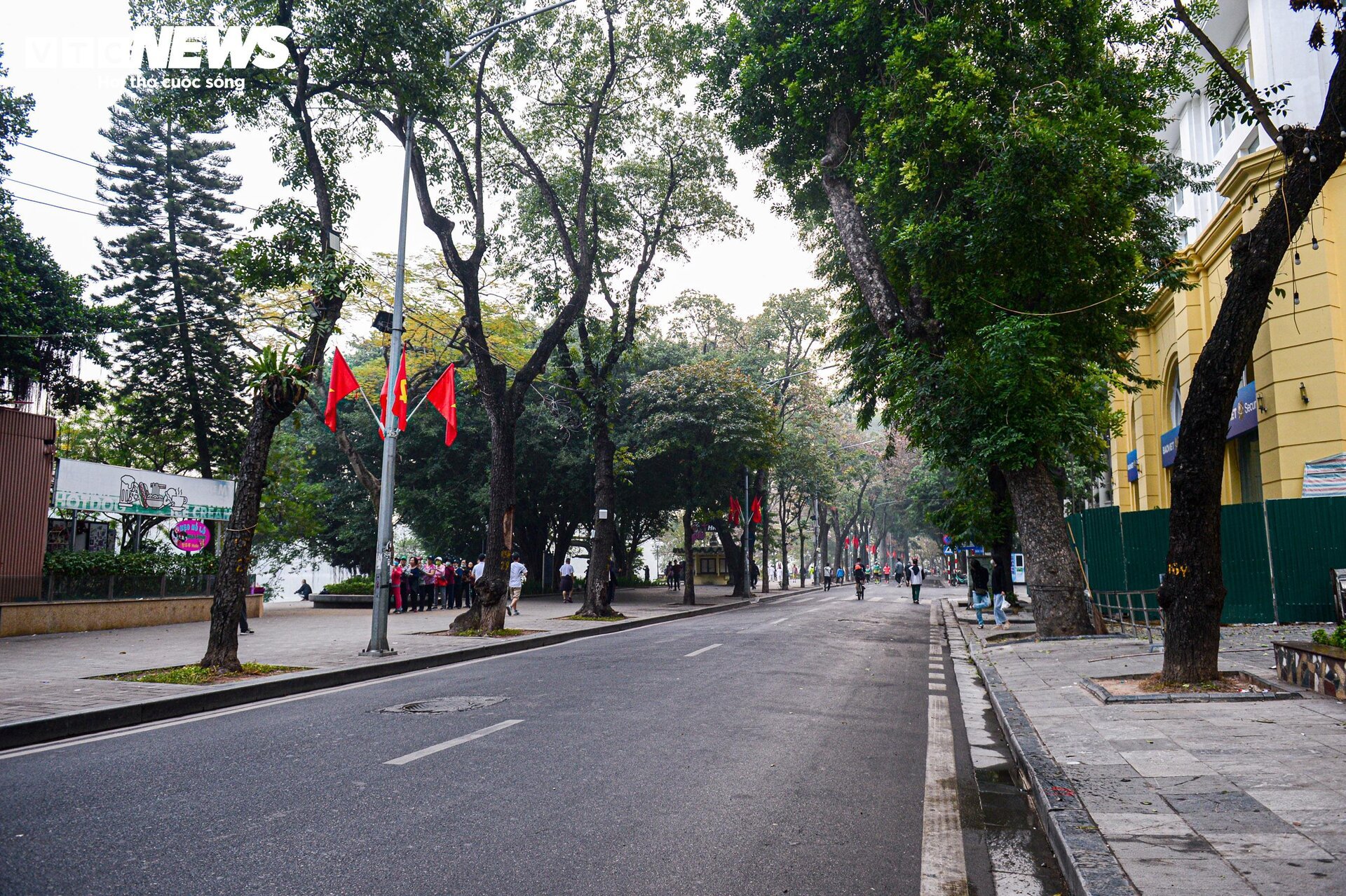 Đường phố Hà Nội vắng vẻ, thanh bình ngày đầu năm mới 2024- Ảnh 13.