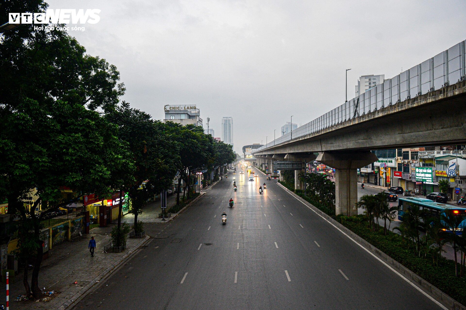 Đường phố Hà Nội vắng vẻ, thanh bình ngày đầu năm mới 2024- Ảnh 1.