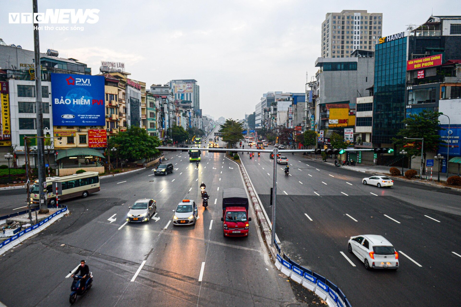 Đường phố Hà Nội vắng vẻ, thanh bình ngày đầu năm mới 2024- Ảnh 3.