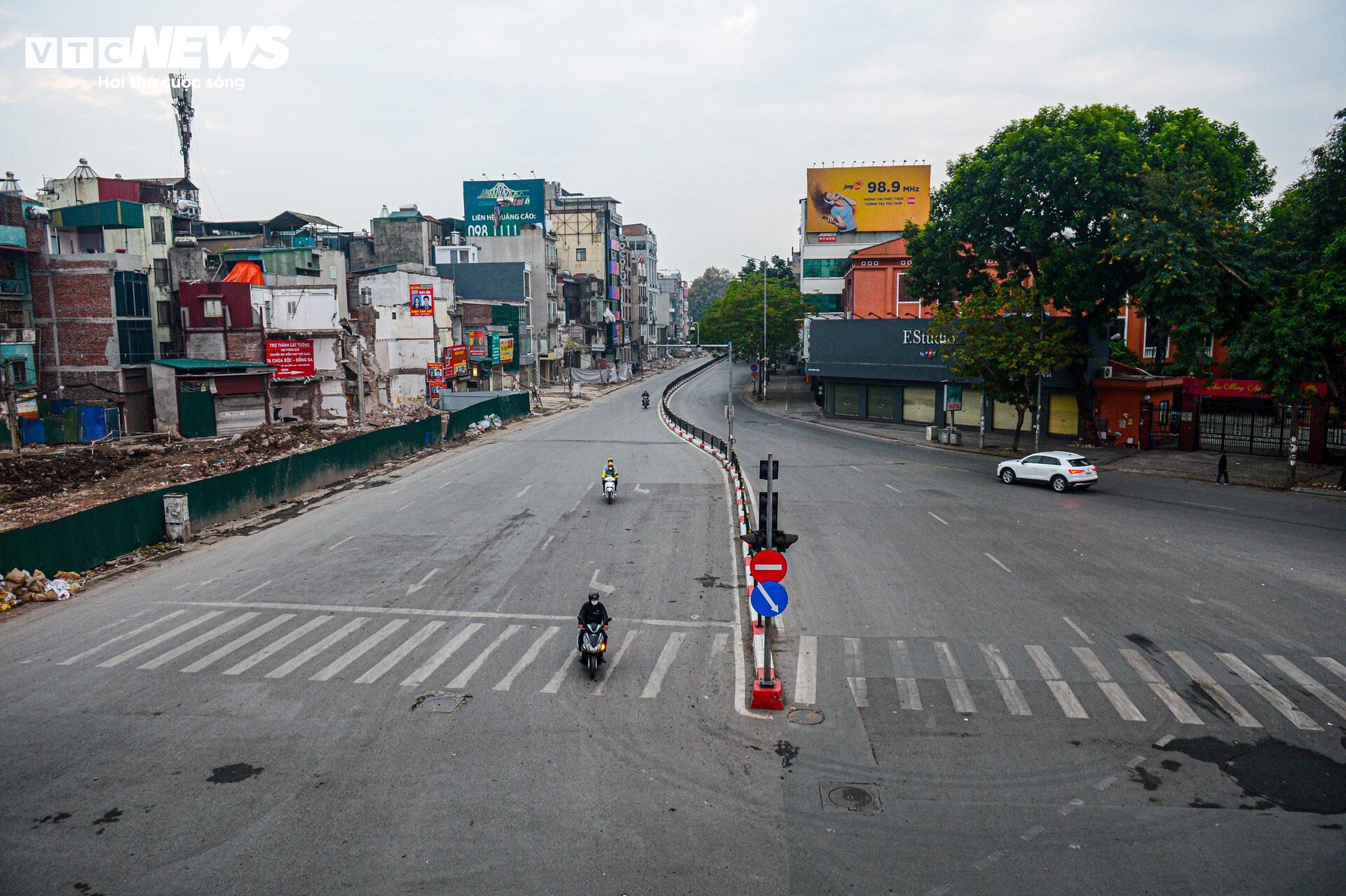 Đường phố Hà Nội vắng vẻ, thanh bình ngày đầu năm mới 2024- Ảnh 4.
