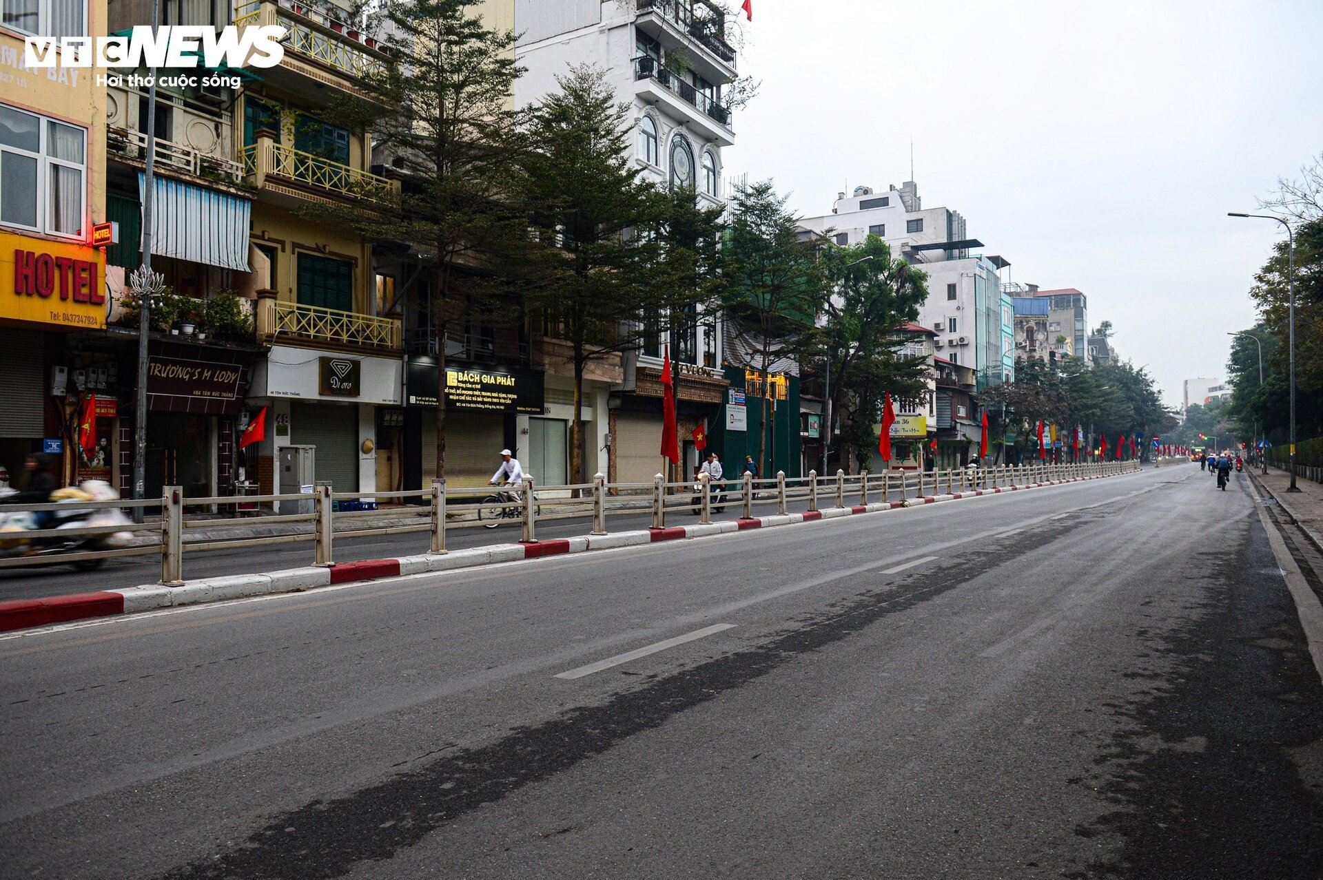Đường phố Hà Nội vắng vẻ, thanh bình ngày đầu năm mới 2024- Ảnh 6.