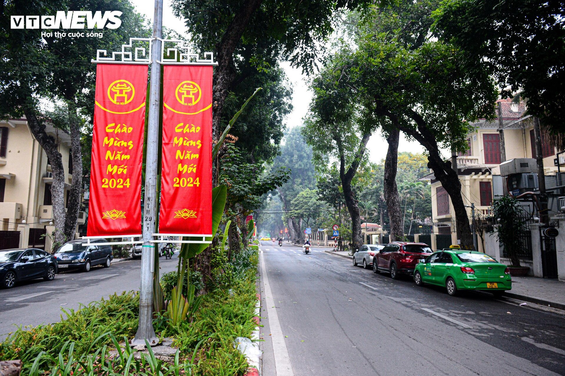 Đường phố Hà Nội vắng vẻ, thanh bình ngày đầu năm mới 2024- Ảnh 5.