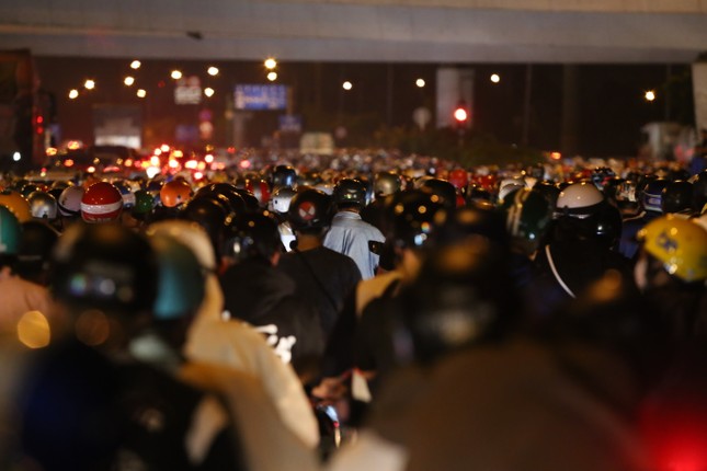 Cửa ngõ phía Đông TPHCM kẹt xe nghiêm trọng sau thời khắc chào năm mới- Ảnh 5.