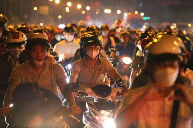 Cửa ngõ phía Đông TPHCM kẹt xe nghiêm trọng sau thời khắc chào năm mới- Ảnh 2.