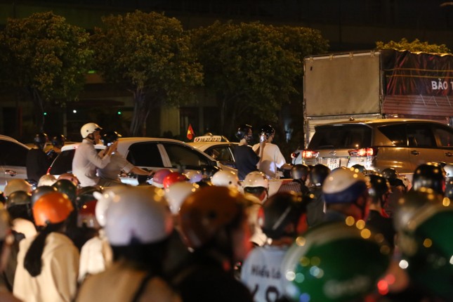 Cửa ngõ phía Đông TPHCM kẹt xe nghiêm trọng sau thời khắc chào năm mới- Ảnh 9.