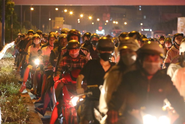 Cửa ngõ phía Đông TPHCM kẹt xe nghiêm trọng sau thời khắc chào năm mới- Ảnh 1.