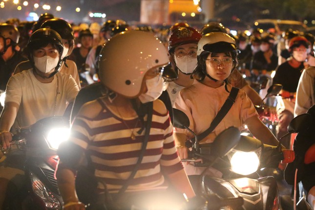 Cửa ngõ phía Đông TPHCM kẹt xe nghiêm trọng sau thời khắc chào năm mới- Ảnh 3.