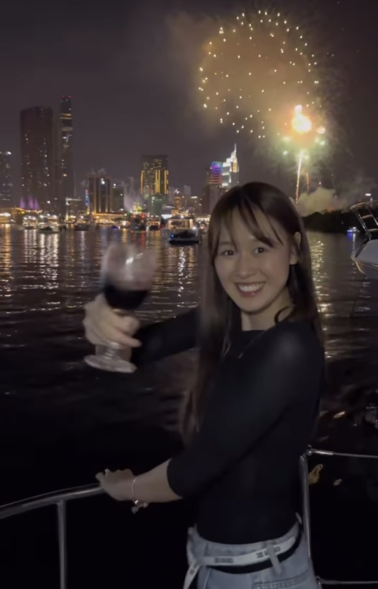 Anh Đức v&agrave; t&igrave;nh tin đồn để lộ hint hẹn h&ograve; "r&otilde; mồn một", đ&oacute;n năm mới tr&ecirc;n du thuyền c&ugrave;ng nhau?- Ảnh 2.