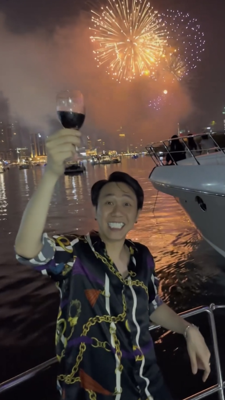 Anh Đức v&agrave; t&igrave;nh tin đồn để lộ hint hẹn h&ograve; "r&otilde; mồn một", đ&oacute;n năm mới tr&ecirc;n du thuyền c&ugrave;ng nhau?- Ảnh 1.