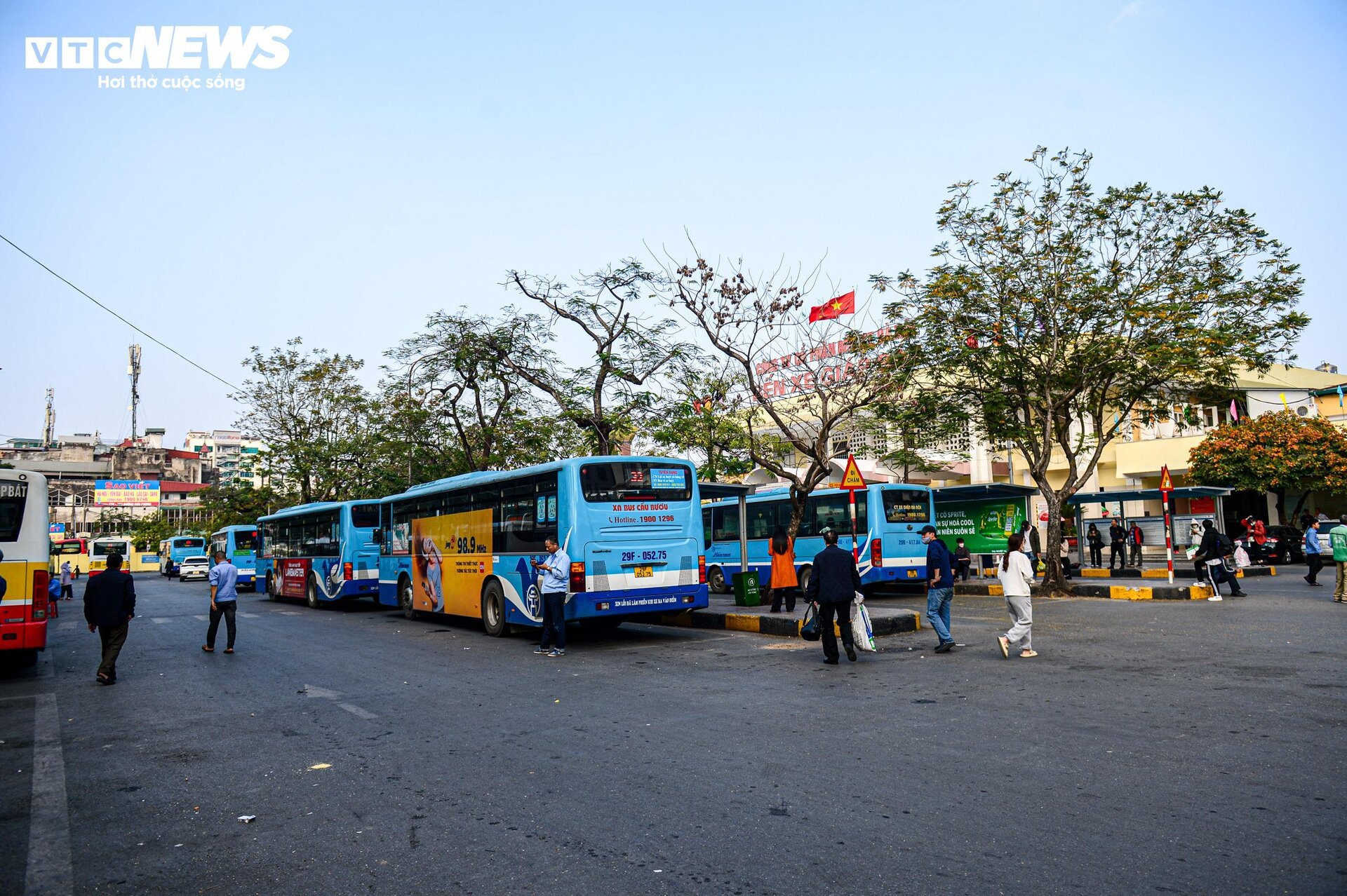 Người dân đội đầu quà quê, trở lại Hà Nội sau kỳ nghỉ lễ- Ảnh 1.