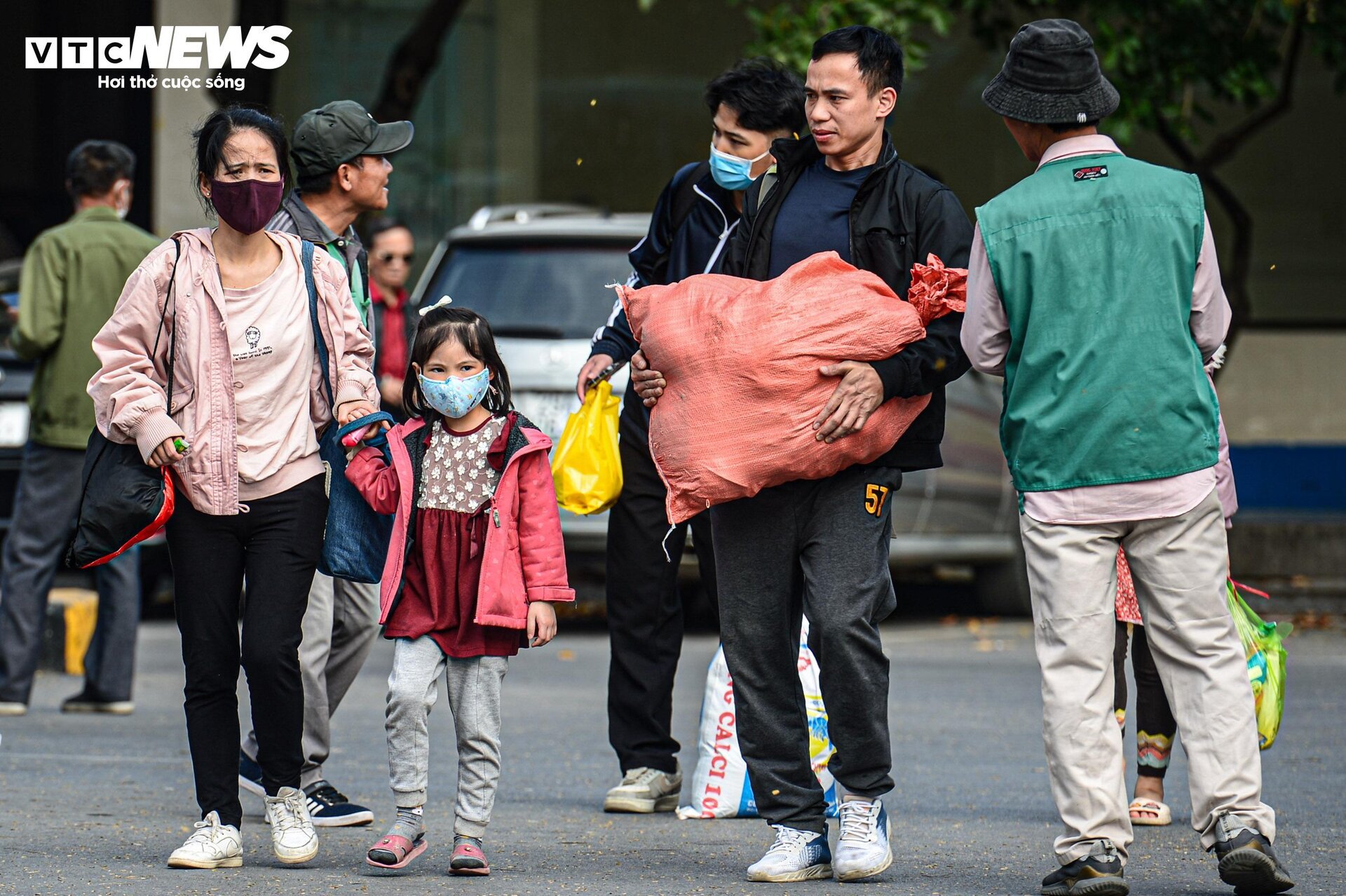 Người dân đội đầu quà quê, trở lại Hà Nội sau kỳ nghỉ lễ- Ảnh 3.