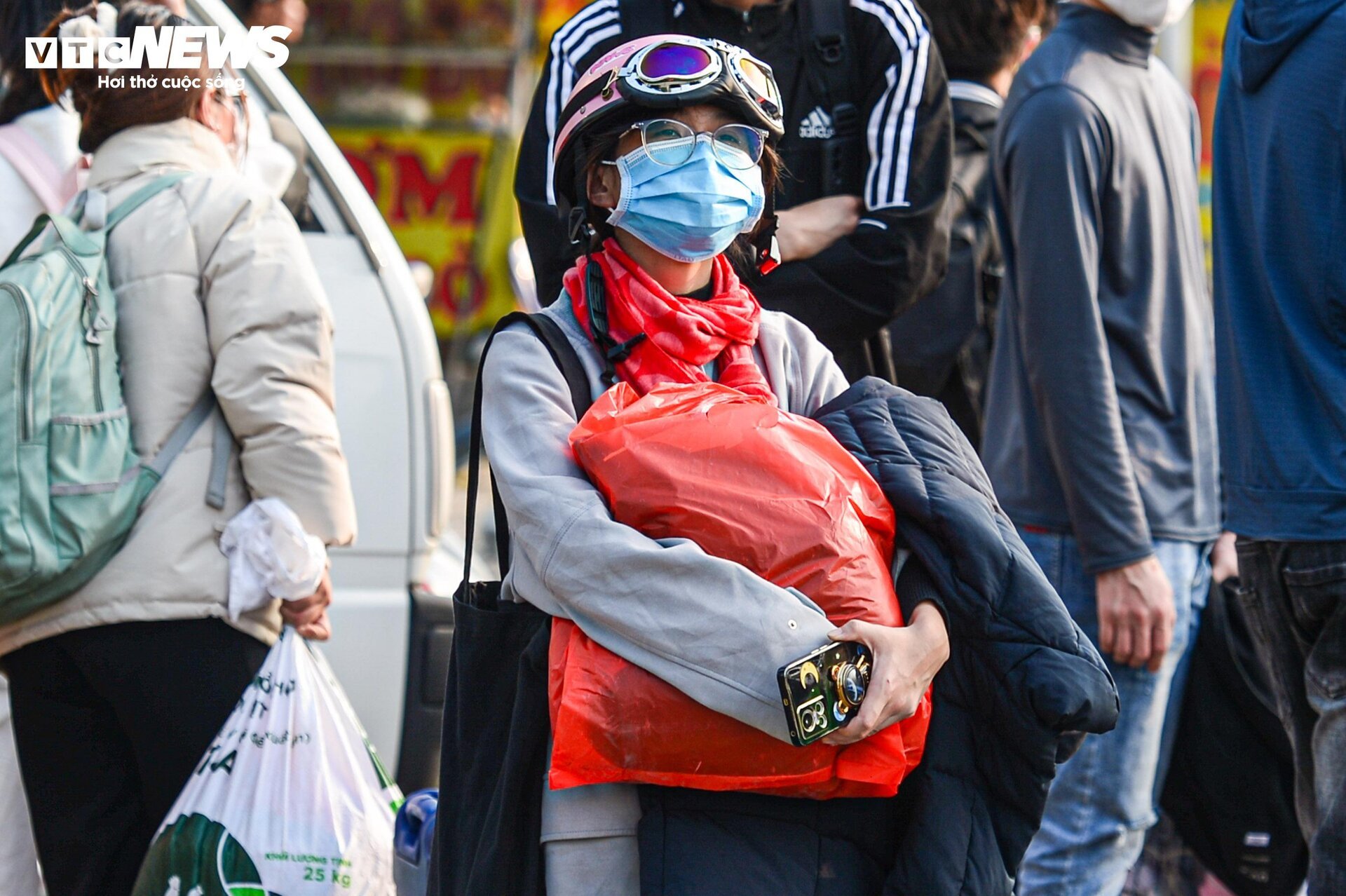 Người dân đội đầu quà quê, trở lại Hà Nội sau kỳ nghỉ lễ- Ảnh 6.