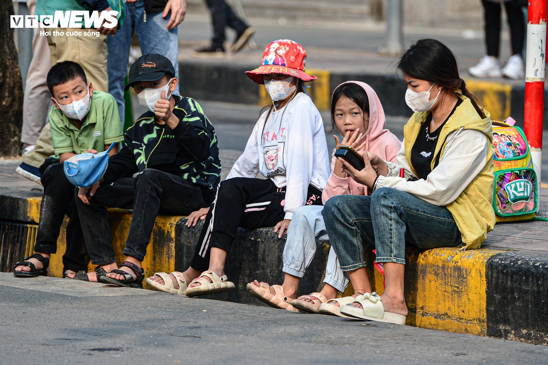 Người dân đội đầu quà quê, trở lại Hà Nội sau kỳ nghỉ lễ- Ảnh 7.