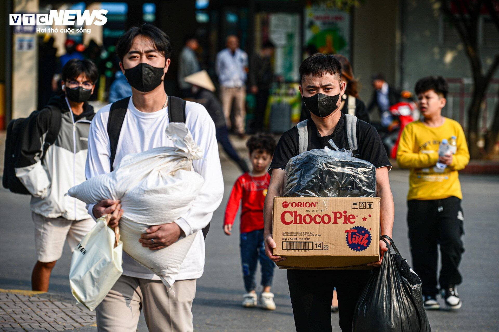 Người dân đội đầu quà quê, trở lại Hà Nội sau kỳ nghỉ lễ- Ảnh 4.