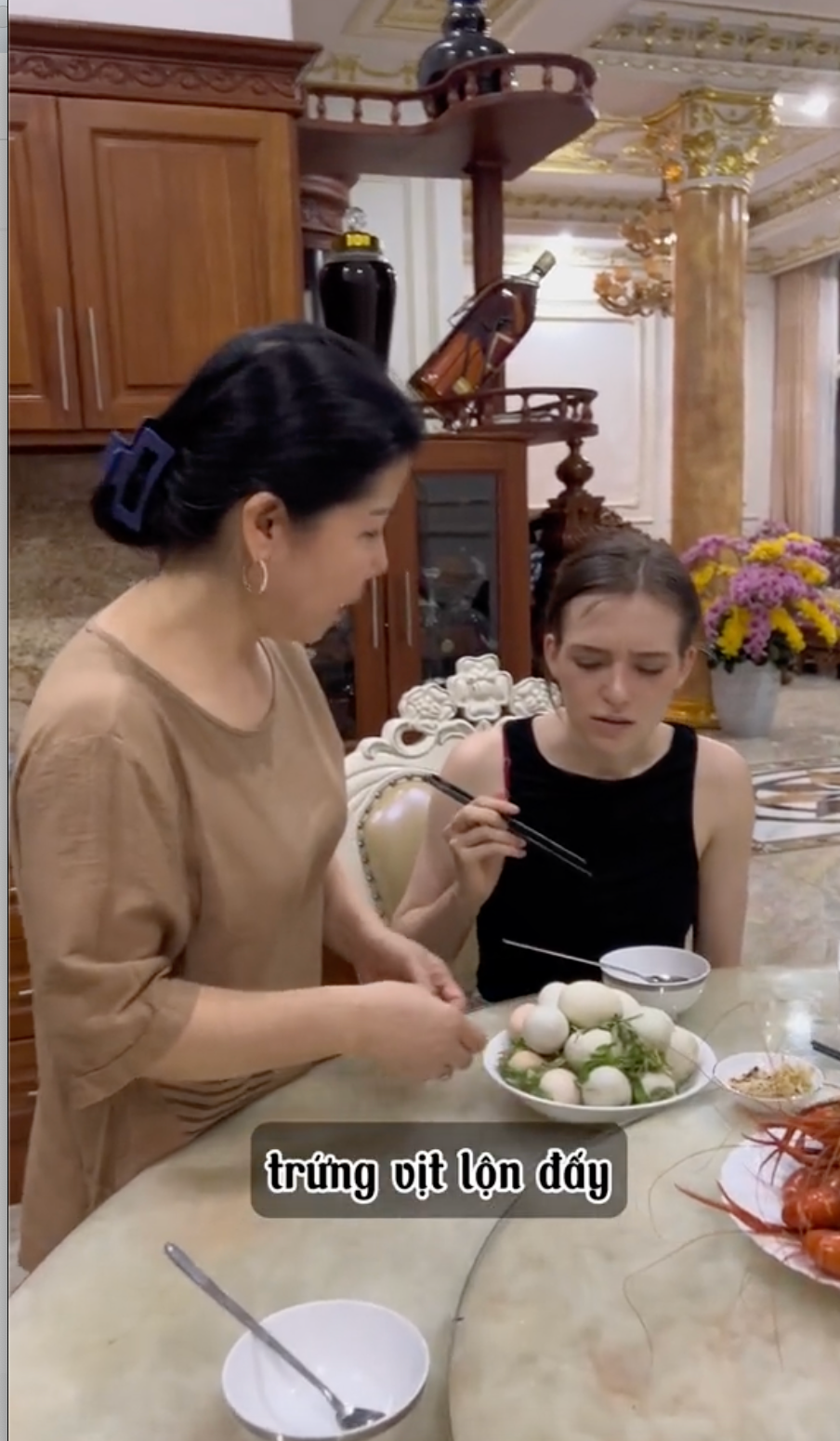 Con d&acirc;u người Nga được mẹ chồng mời ăn trứng vịt lộn, vừa nếm thử 1 miếng liền thay đổi sắc mặt- Ảnh 1.